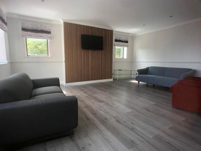 5 Bedroom Flat To Rent In Flat Headingley House, Ash Road, Leeds, LS6