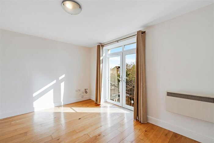 1 Bedroom Flat For Sale In A Walton Road, East Molesey, Surrey, KT8