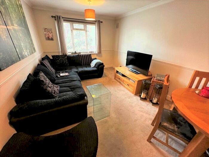 2 Bedroom Flat To Rent In Chalk Hill, Watford, WD19