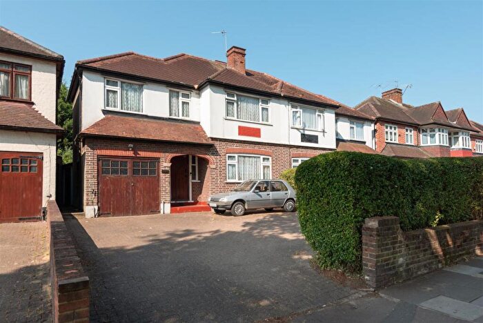 4 Bedroom Semi-Detached House For Sale In Chase Side, London, N14