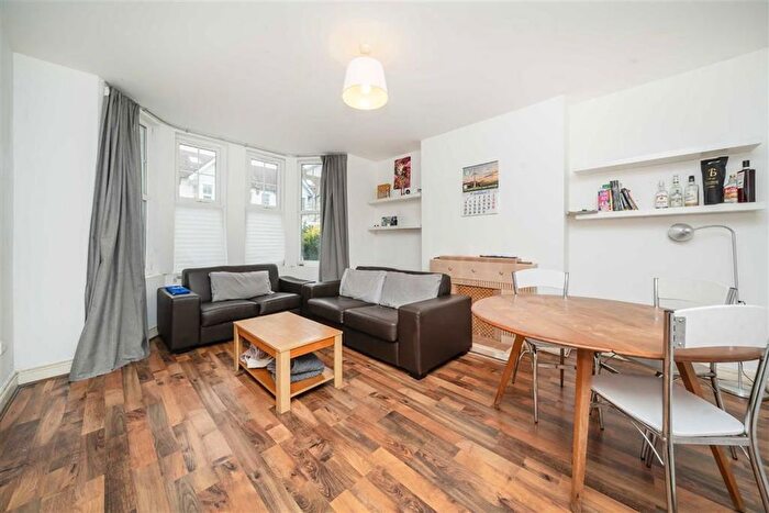 3 Bedroom Flat To Rent In First Avenue, Acton, W3