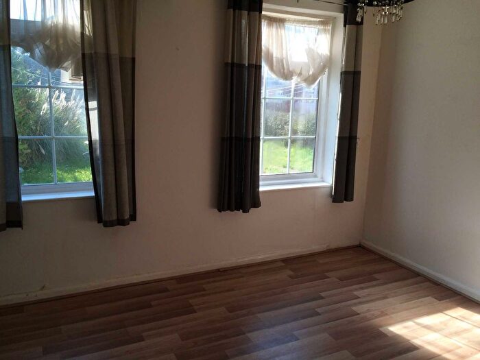 1 Bedroom Flat To Rent In Hunters Grove, Hayes, UB3