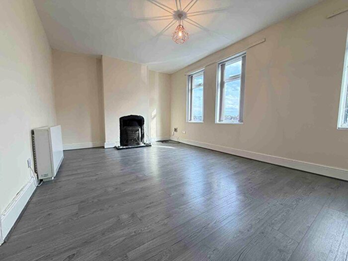 2 Bedroom Flat To Rent In Westhill Drive, Mansfield., NG18