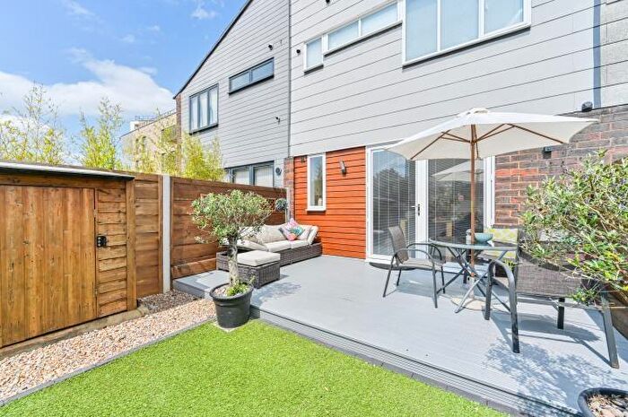 5 Bedroom Semi-Detached House For Sale In Napier Close, London, SE8