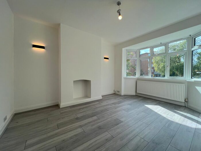 2 Bedroom Maisonette To Rent In High Trees, London, SW2