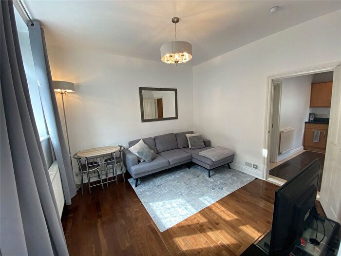 3 Bedroom Flat To Rent In Queens Road, Weybridge, Surrey, KT13