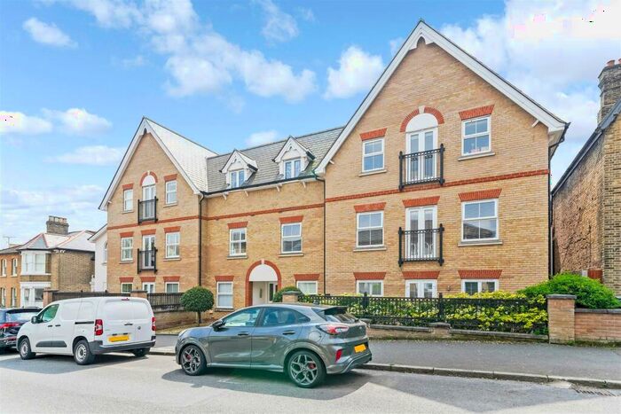 2 Bedroom Flat To Rent In Ivydene Court, Queens Road, Buckhurst HIll, IG9