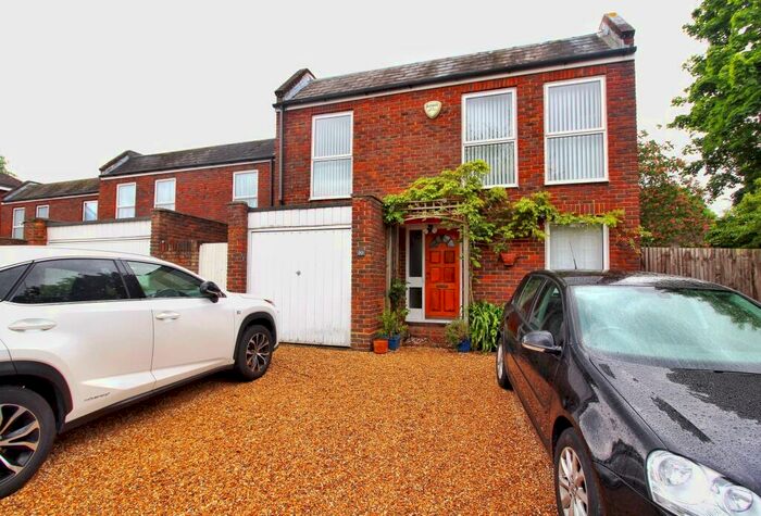 3 Bedroom Detached House To Rent In Auckland Close, Maidenhead, SL6