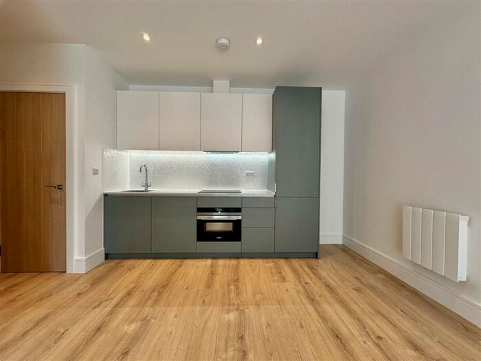 1 Bedroom Apartment To Rent In Pycroft Road, Chertsey, KT16