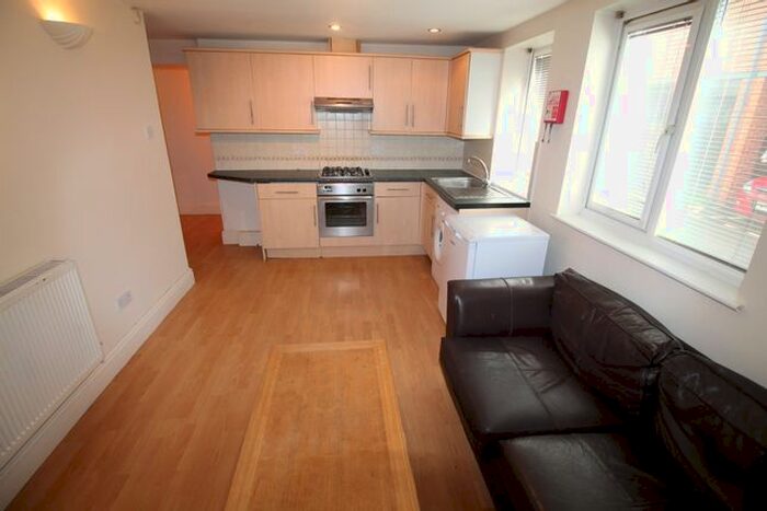3 Bedroom Flat To Rent In City Road, Cathays, Cardiff, CF24