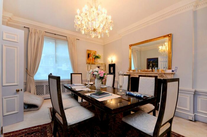 2 Bedroom Flat To Rent In Portland Place, Marylebone, London, W1B