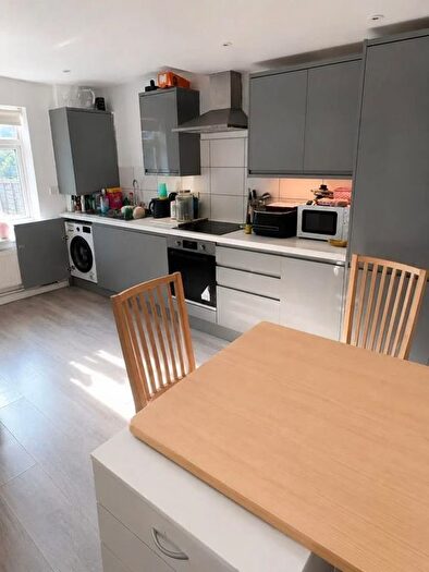 2 Bedroom Flat To Rent In Montrell Road, London, SW2