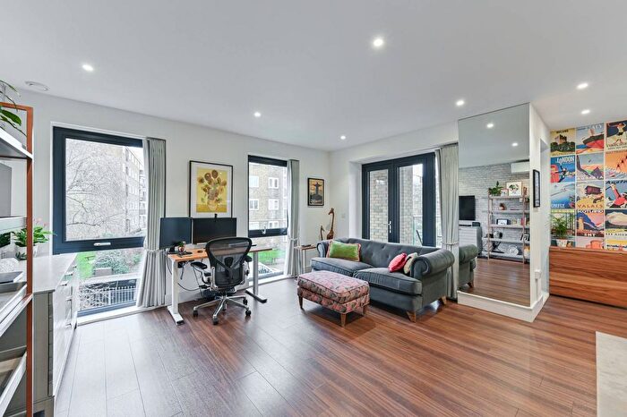 2 Bedroom Flat For Sale In Pipit Drive, Putney, London, SW15