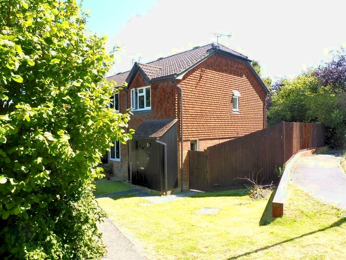 2 Bedroom House To Rent In Albert Close, Haywards Heath, RH16