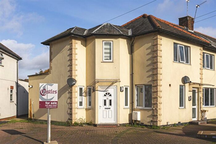 2 Bedroom Flat For Sale In Central Avenue, Enfield, EN1