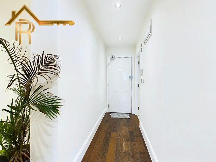 2 Bedroom Flat For Sale In High Street, Brentwood, Essex, CM14