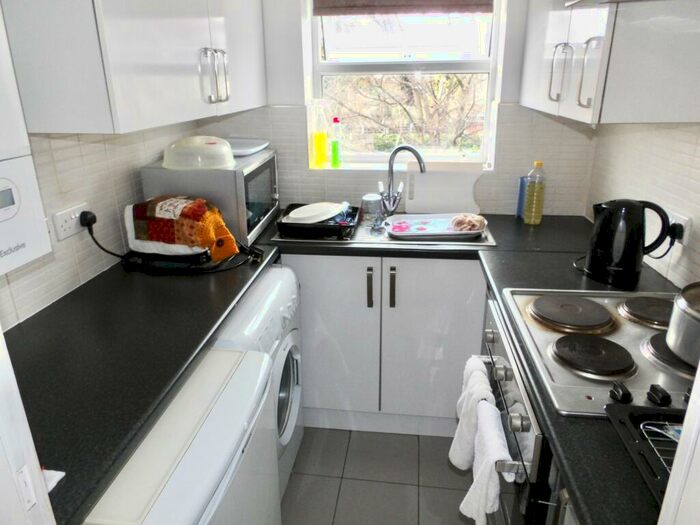 2 Bedroom Flat To Rent In Queens Road, Beeston, NG9