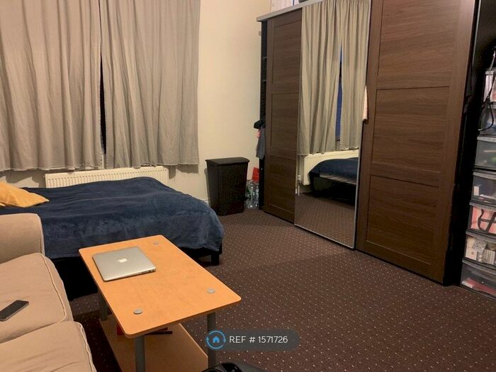 2 Bedroom Maisonette To Rent In York Road, London, N11