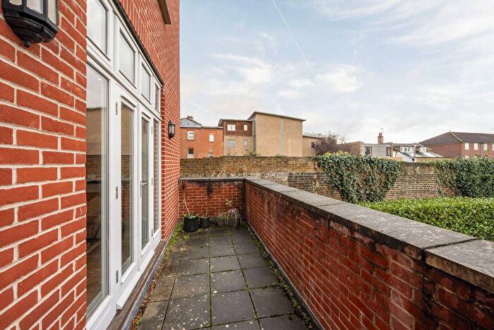 2 Bedroom Flat To Rent In Putney Hill, Putney, London, SW15