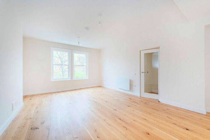 2 Bedroom Flat To Rent In East Acton Lane, Acton, London, W3