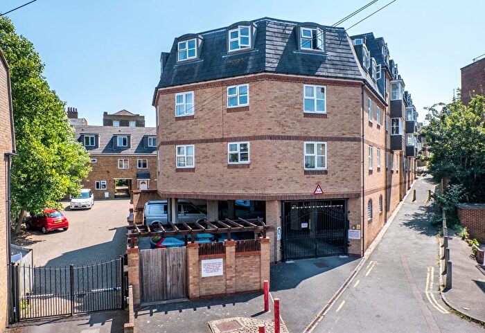 1 Bedroom Flat For Sale In Darwin Court, Gravel Walk, Rochester, ME1