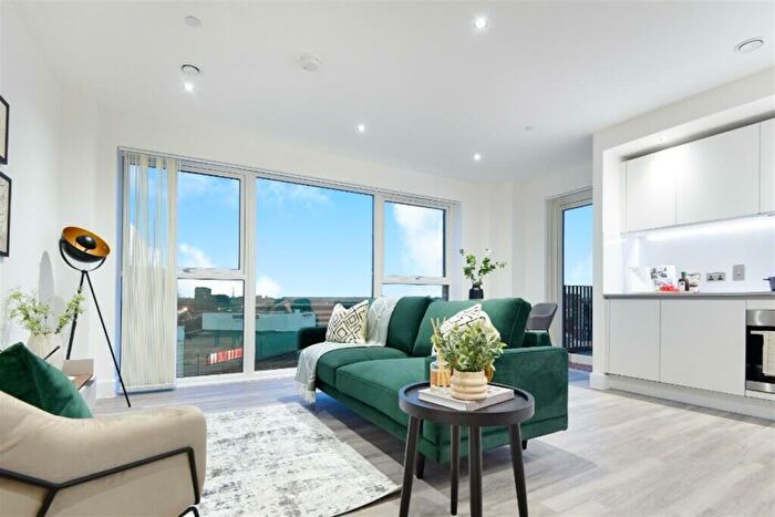 3 Bedroom Flat To Rent In Thames Rd, E16