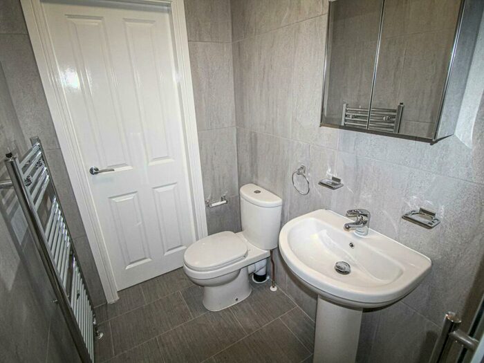 Apartment To Rent In Apt, Clarendon House #, LS2