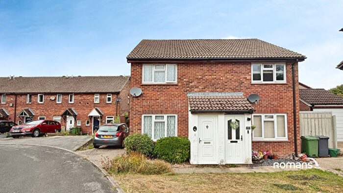 3 Bedroom Semi Detached House For Sale In Mortimer Gardens, Tadley, Hampshire, RG26