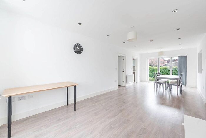 5 Bedroom Detached House To Rent In Hawthorne Avenue, Harrow, HA3