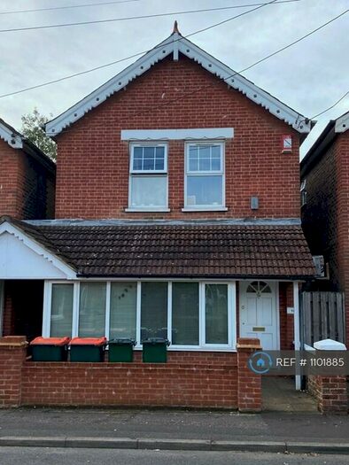 2 Bedroom Flat To Rent In Eastreet Park, Crawley, RH10