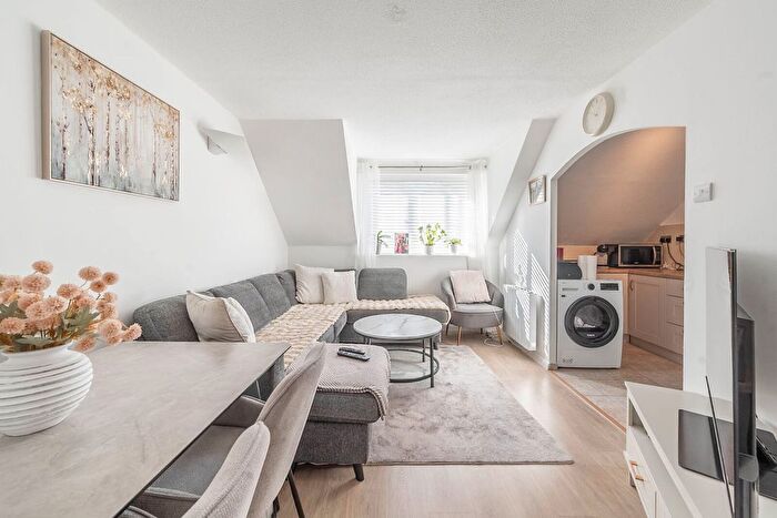 2 Bedroom Flat For Sale In Springwood Crescent, Edgware, HA8