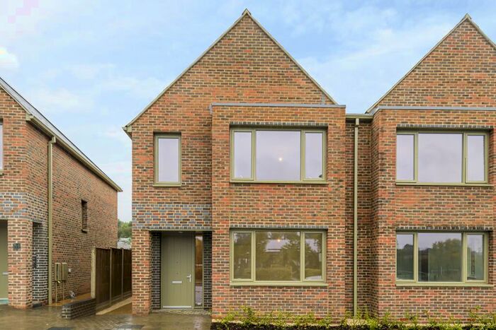 3 Bedroom Semi-Detached House To Rent In The Cloisters, Barton Fields Road, OX3