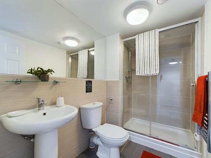 6 Bedroom Flat To Rent In Haydn Avenue, Manchester, M14