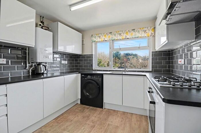 2 Bedroom Flat For Sale In Grange Road, Netley Abbey, SO31