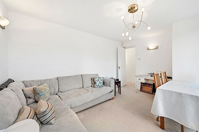 2 Bedroom Flat To Rent In Britten Close, Wellgarth Road, London, NW11