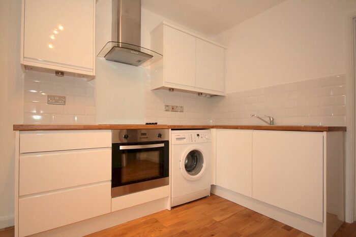 1 Bedroom Flat To Rent In Woodlands Court, Woking, GU22