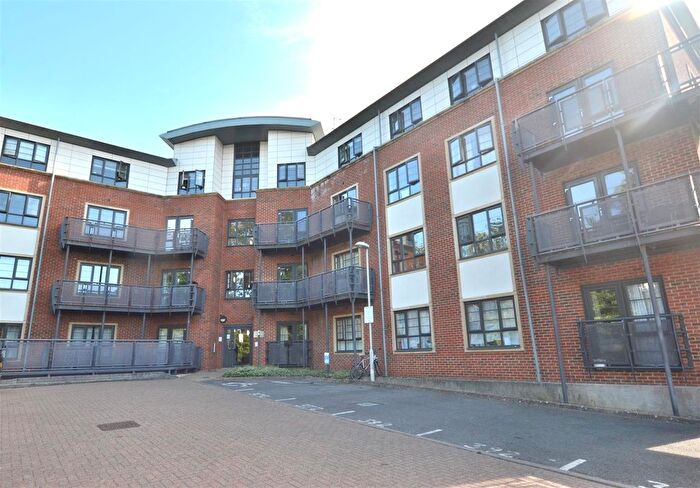 1 Bedroom Flat For Sale In Wallis Square, Farnborough, GU14