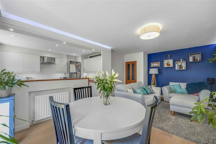 2 Bedroom Flat To Rent In Weimar Street, Putney, London, SW15
