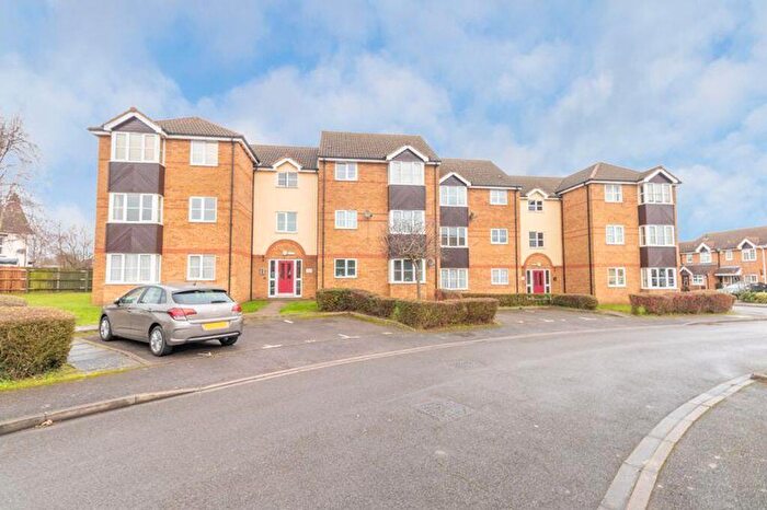 2 Bedroom Flat For Sale In Falcon Close, Dunstable, LU6