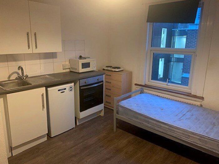 Studio To Rent In Ballards Lane, London, N3