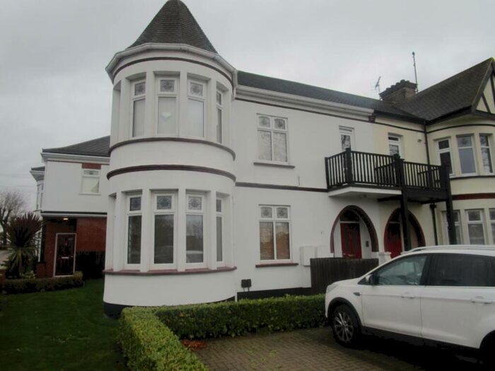 2 Bedroom Flat To Rent In Riviera Drive, Southend On Sea, SS1