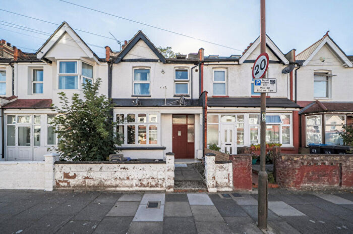 2 Bedroom Maisonette For Sale In Whitford Gardens, Mitcham, CR4