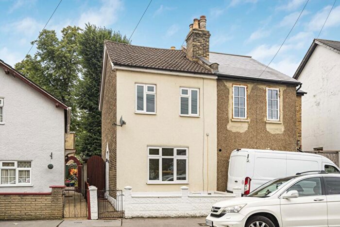 3 Bedroom Semi-Detached House For Sale In Mayo Road, Croydon, CR0
