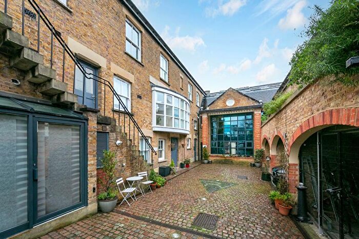 1 Bedroom Flat For Sale In Kingsley Court, Church Street, Hampton, TW12