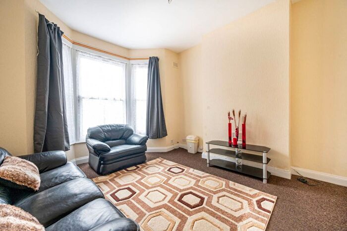 4 Bedroom Terraced House To Rent In Romford Road, Forest Gate, London, E7