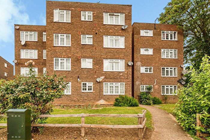 2 Bedroom Flat For Sale In Arborfield Close, Slough, SL1