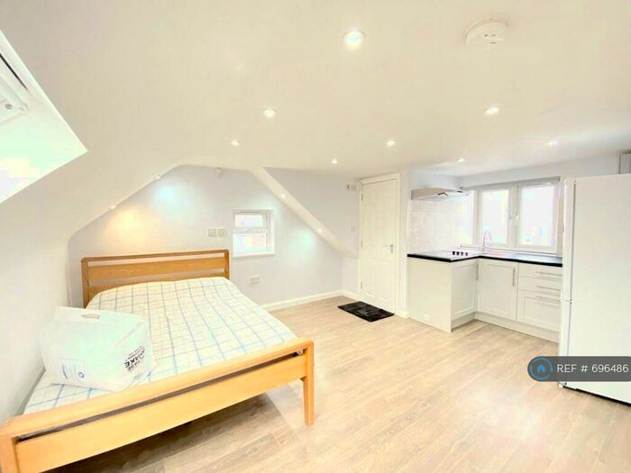 Studio To Rent In Villageway, Pinner, HA5