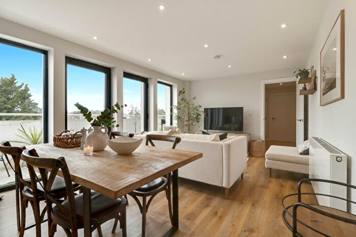 1 Bedroom Apartment For Sale In Littleworth Road, Littleworth Road, KT10