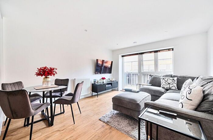 1 Bedroom Flat For Sale In Bennett Court, Pitcher Lane, Ashford, TW15
