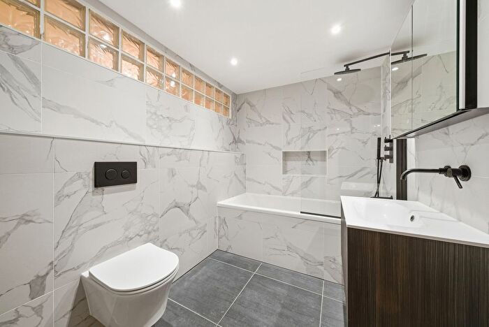 3 Bedroom Flat For Sale In Cathcart Hill, London, N19